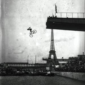 Île des Cygnes, saut de la mort par Peyrusson, 4 août 1912, Agence Rol (détail) #bike #paris #france #river #old #photograph #photography #blackandwhite